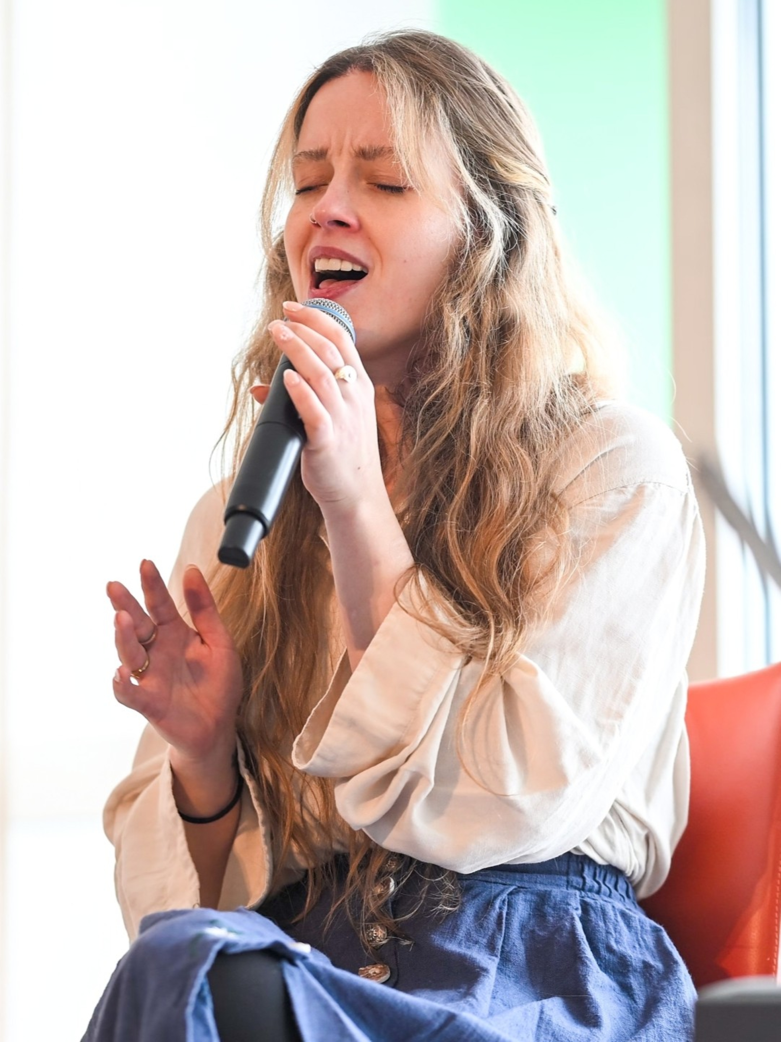 Bruiloftzangeres Rachelle Adriënne zingt op Trouwbeleving in Van Nelle fabriek in Rotterdam