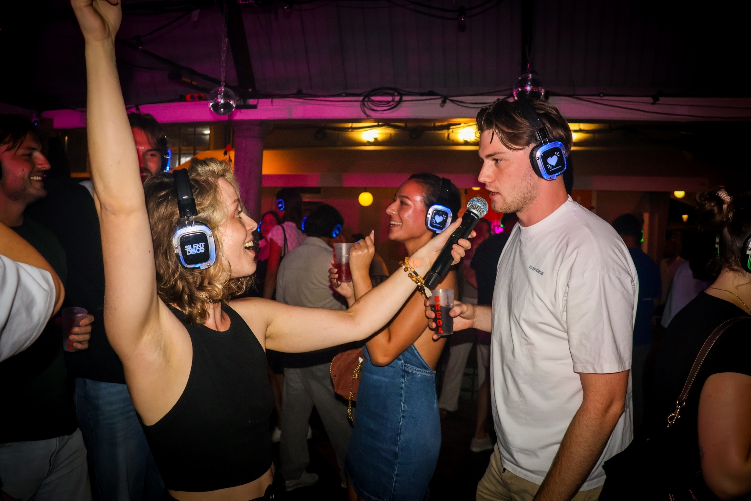 Feestzangeres Rachelle Adriënne zingt bij silent disco in Breda