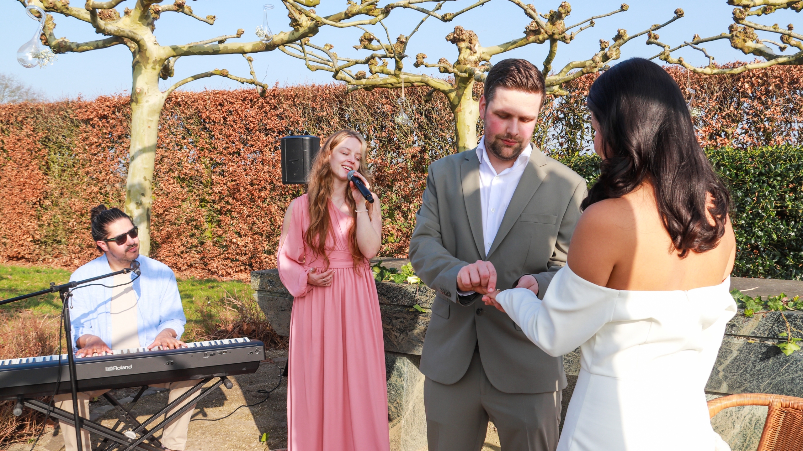 Zangeres Rachelle Adriënne verzorgt live muziek op verjaardagsfeest